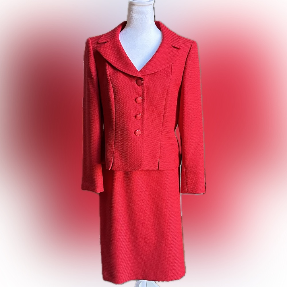 Crimson Red LeSuit Suit Size 12P.
